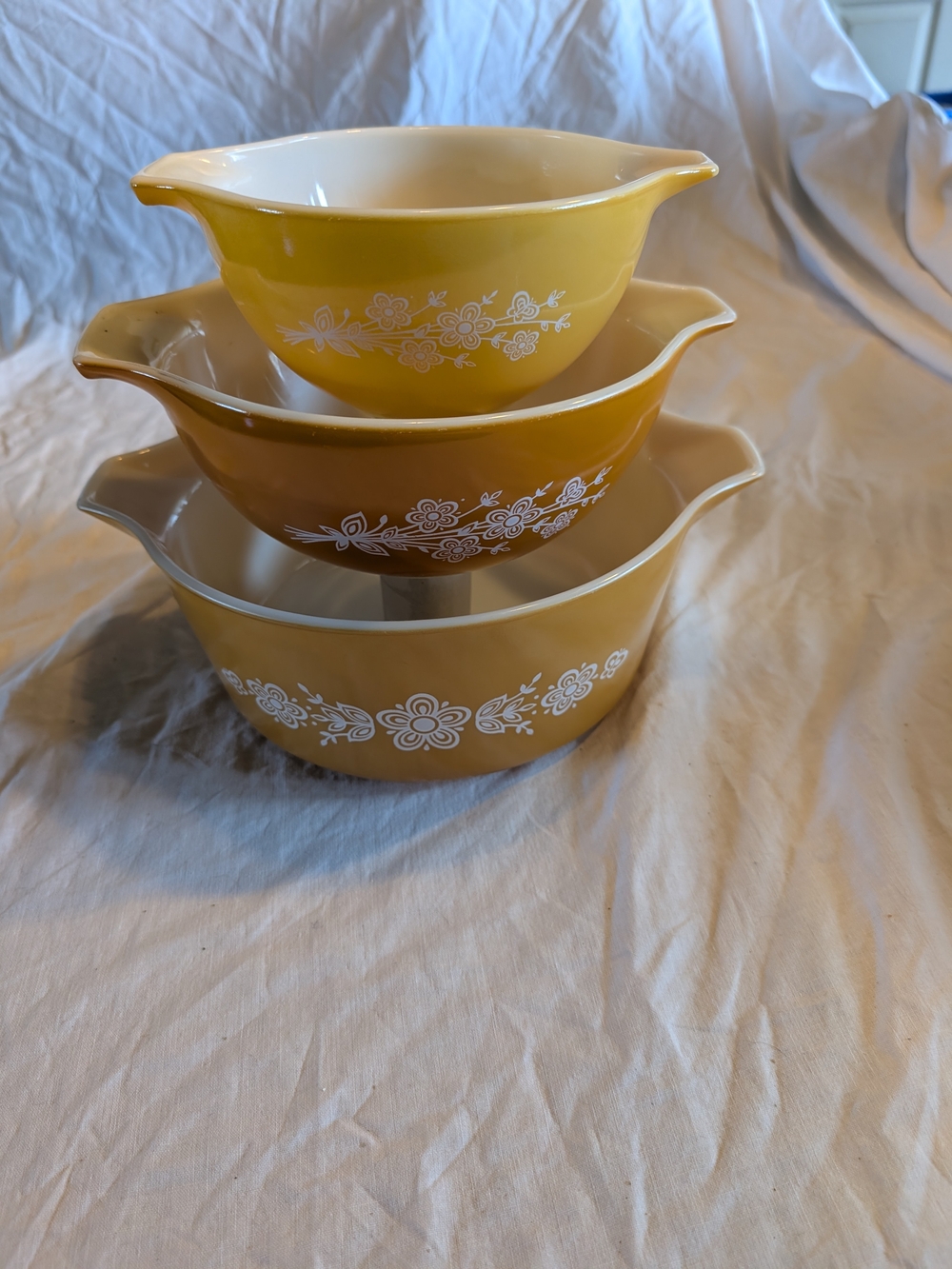 2/160$ Pyrex Butterfly Gold Floral Mixing Bowl Set - Nesting Ceramic Bowls